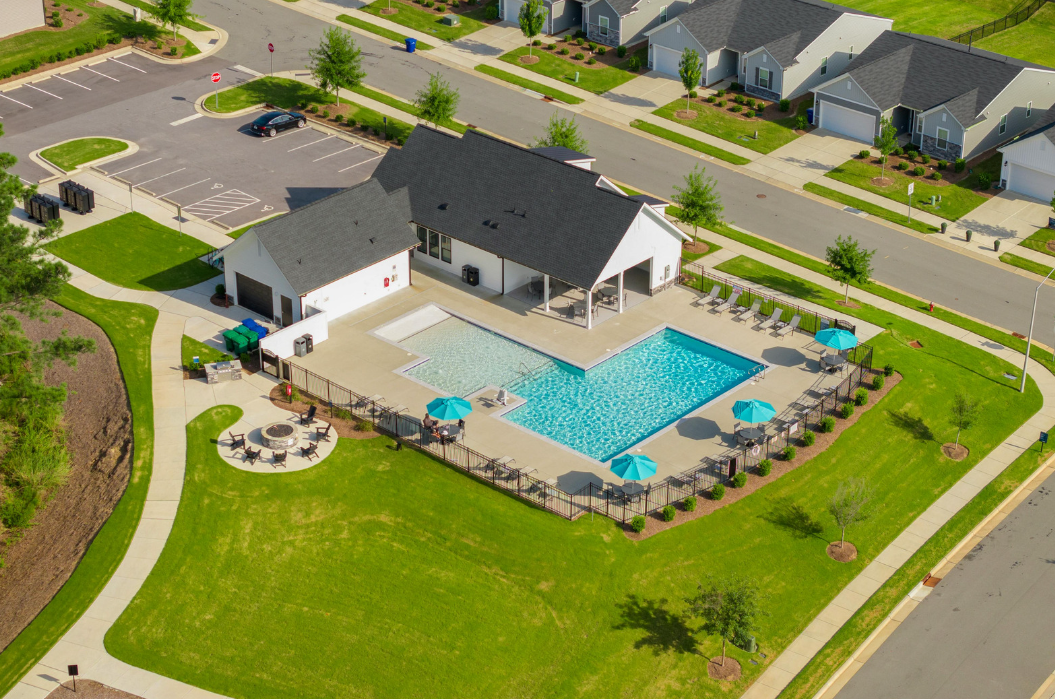 An HOA neighborhood inOcala, Florida, not having to worry about dog poop in their grass.